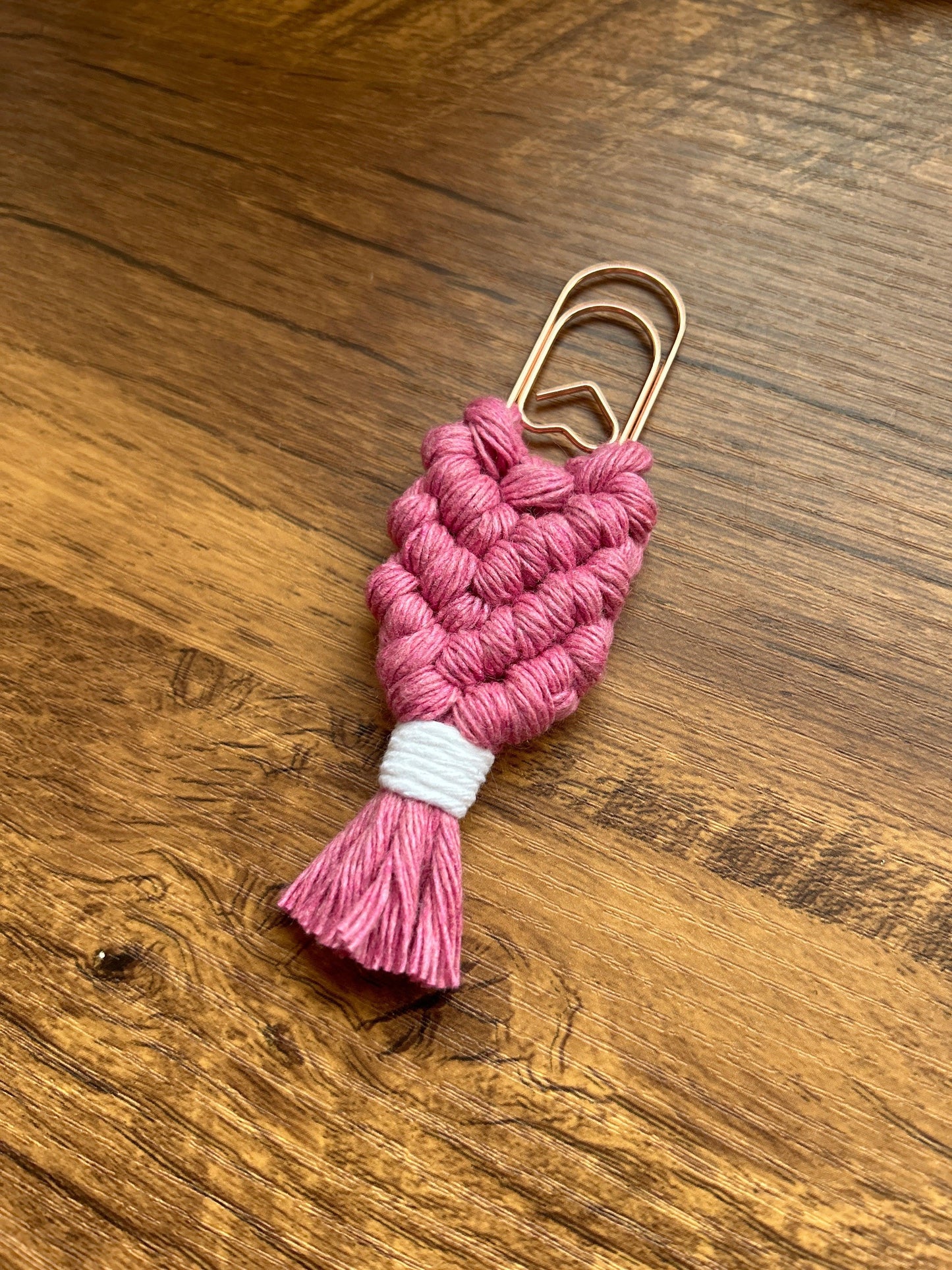 Transforma tu experiencia de lectura con nuestro marcapáginas de algodón, elaborado con la técnica de macramé y diseñado en un práctico clip.

Disponibles en varios colores, estos marcapáginas combinan la belleza artesanal con la funcionalidad, haciendo que cada página sea un placer.