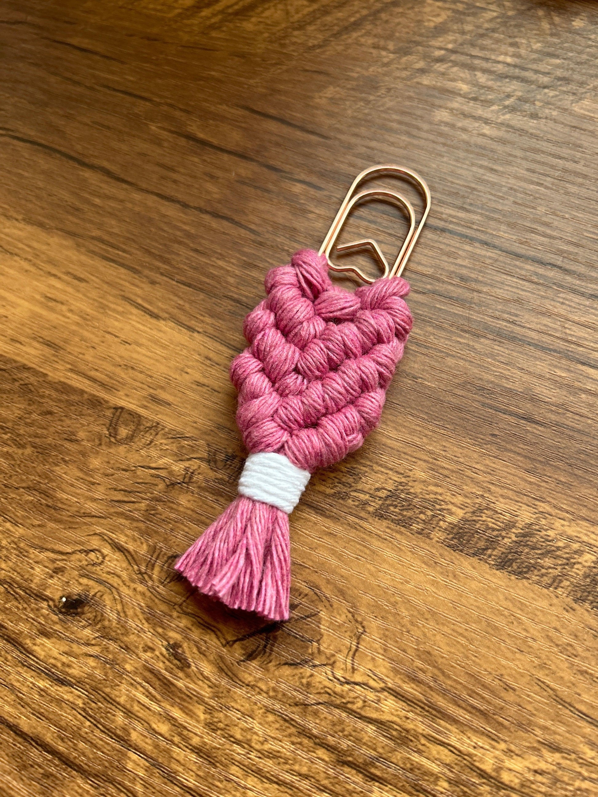 Transforma tu experiencia de lectura con nuestro marcapáginas de algodón, elaborado con la técnica de macramé y diseñado en un práctico clip.

Disponibles en varios colores, estos marcapáginas combinan la belleza artesanal con la funcionalidad, haciendo que cada página sea un placer.