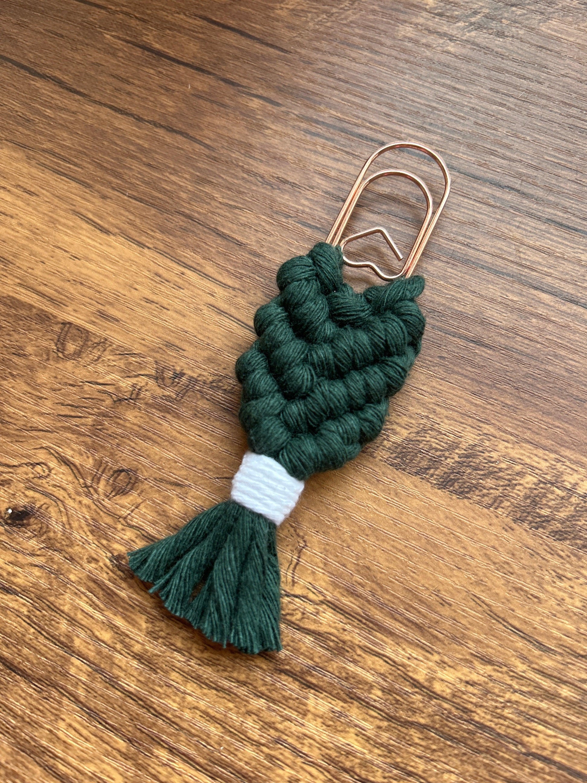 Transforma tu experiencia de lectura con nuestro marcapáginas de algodón, elaborado con la técnica de macramé y diseñado en un práctico clip.

Disponibles en varios colores, estos marcapáginas combinan la belleza artesanal con la funcionalidad, haciendo que cada página sea un placer.
