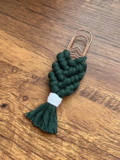 Transforma tu experiencia de lectura con nuestro marcapáginas de algodón, elaborado con la técnica de macramé y diseñado en un práctico clip.

Disponibles en varios colores, estos marcapáginas combinan la belleza artesanal con la funcionalidad, haciendo que cada página sea un placer.