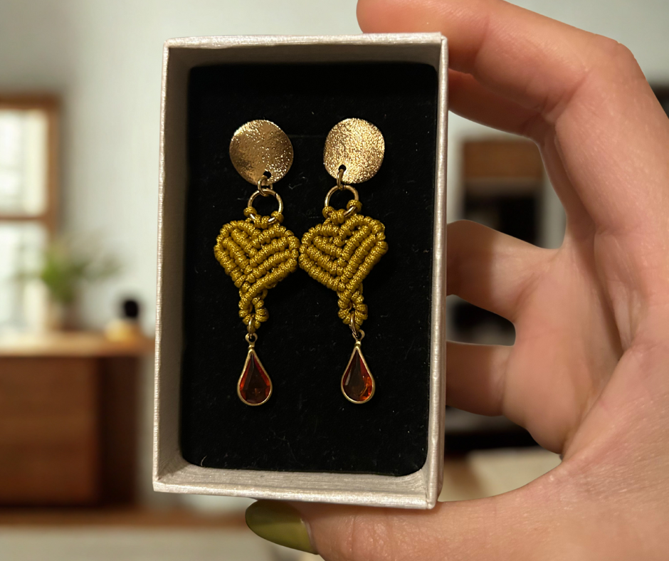 Pendientes Heart artesanales que combinan sencillez, elegancia y originalidad, perfectos para complementar outfits casuales y elegantes