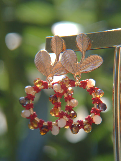 Pendientes Círculo Floral de macramé hechos a mano, joyería artesanal elegante y versátil con cuentas facetadas de cristal