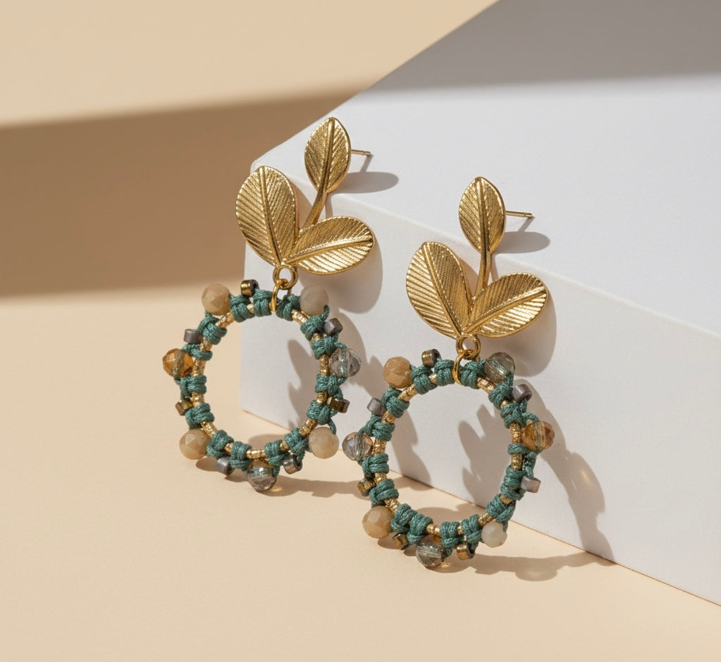 Pendientes Círculo Floral de macramé hechos a mano, joyería artesanal elegante y versátil con cuentas facetadas de cristal