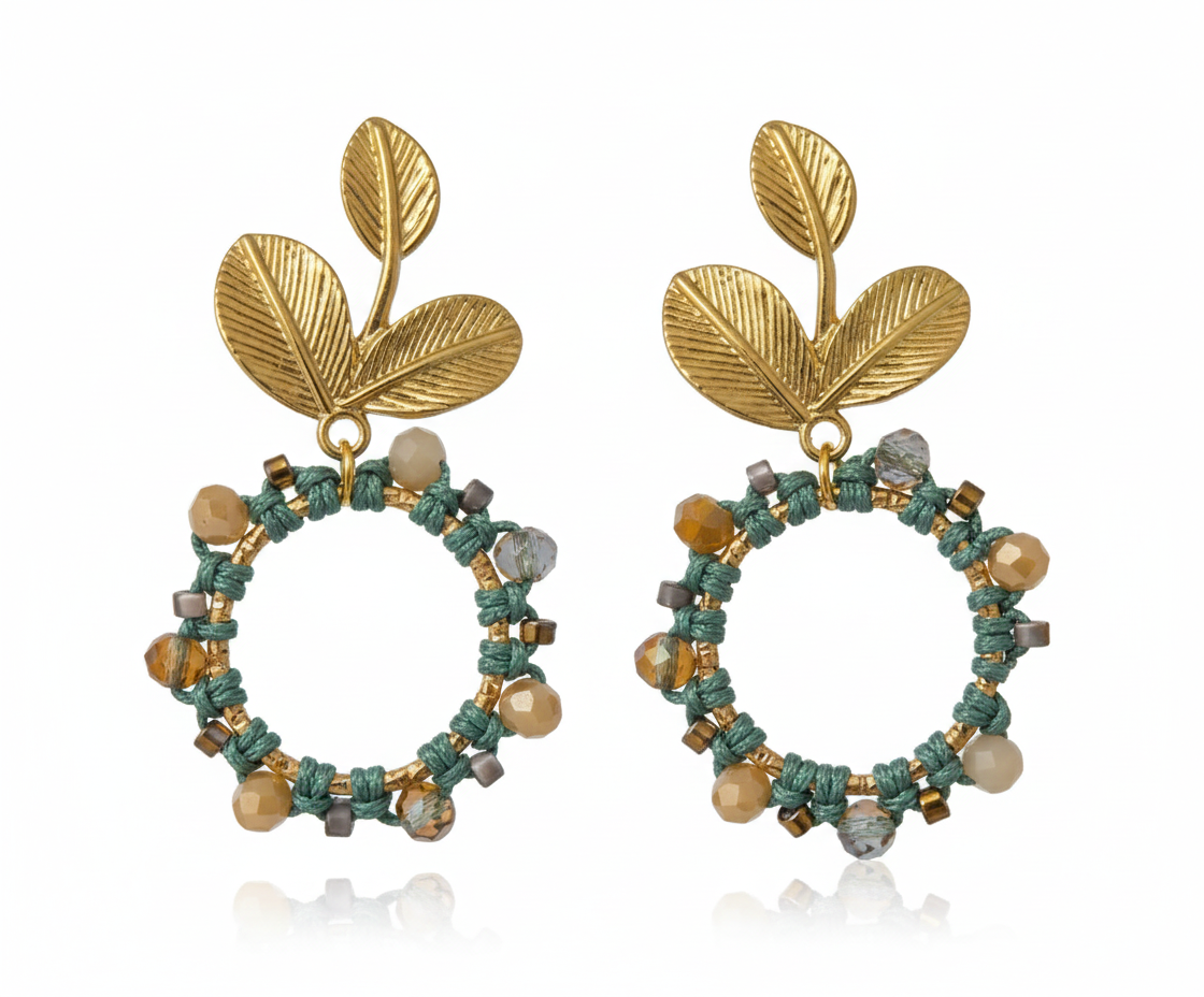Pendientes Círculo Floral de macramé hechos a mano, joyería artesanal elegante y versátil con cuentas facetadas de cristal