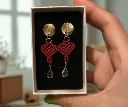 Pendientes Heart artesanales que combinan sencillez, elegancia y originalidad, perfectos para complementar outfits casuales y elegantes