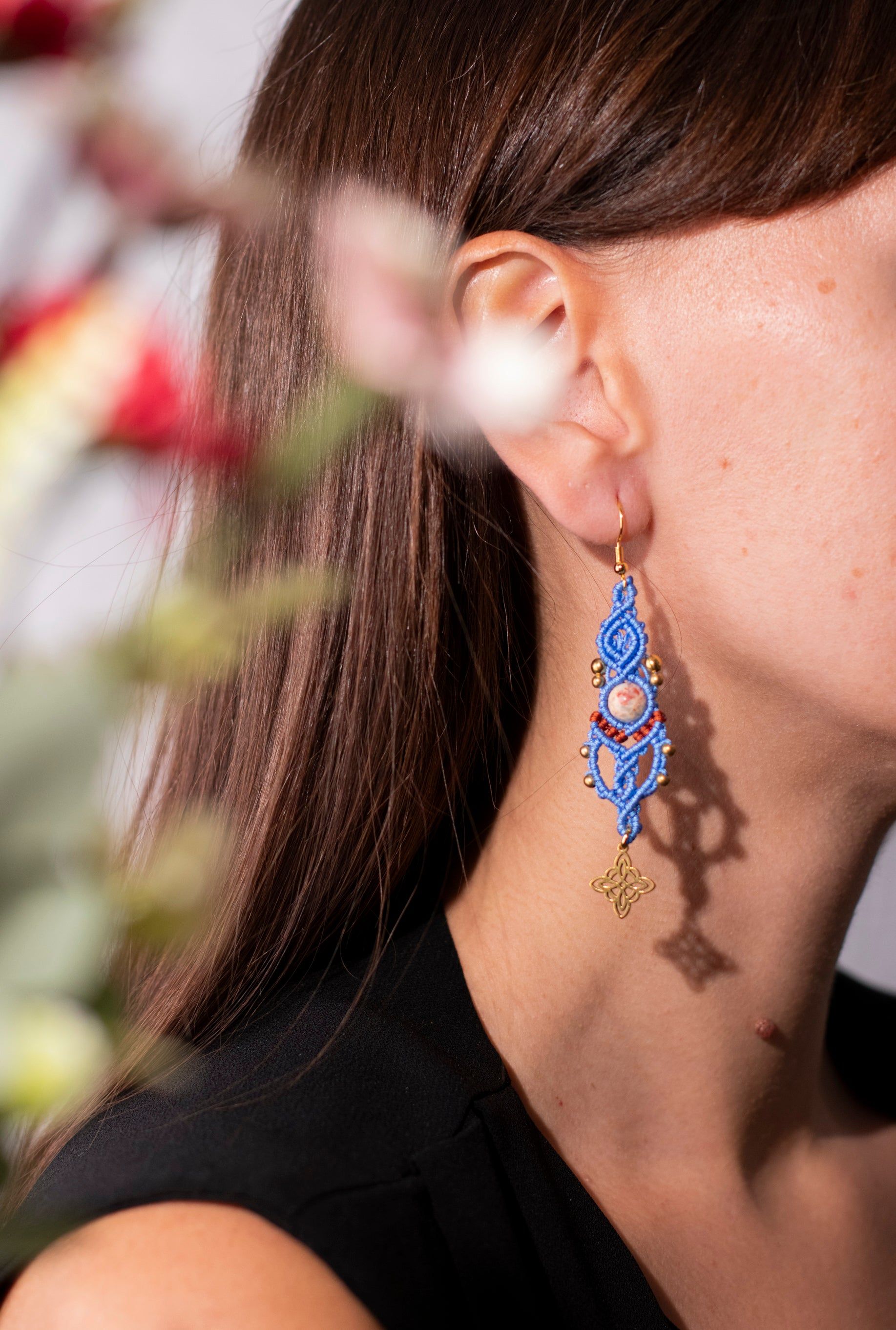 Pendientes Lena de macramé hechos a mano. Joya artesanal con estilo fresco y elegante. Diseño único en macramé para destacar tu look.