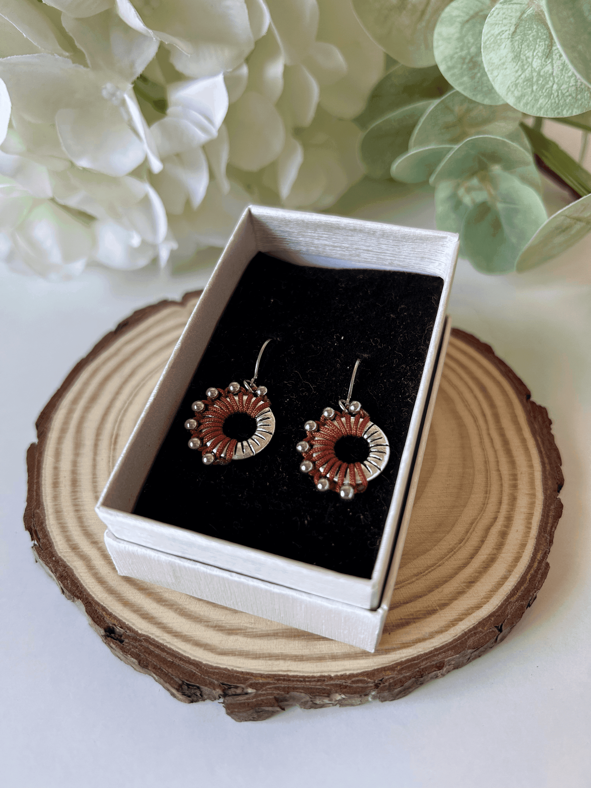 pendientes Media Luna Radiante diseño minimalista y ligero, perfectos para uso diario

