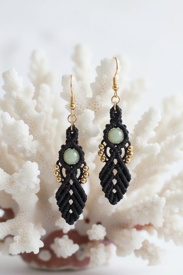 Pendientes de macramé hechos a mano con diseño orgánico, piedras naturales y cuentas doradas de acero inoxidable en diferentes colores