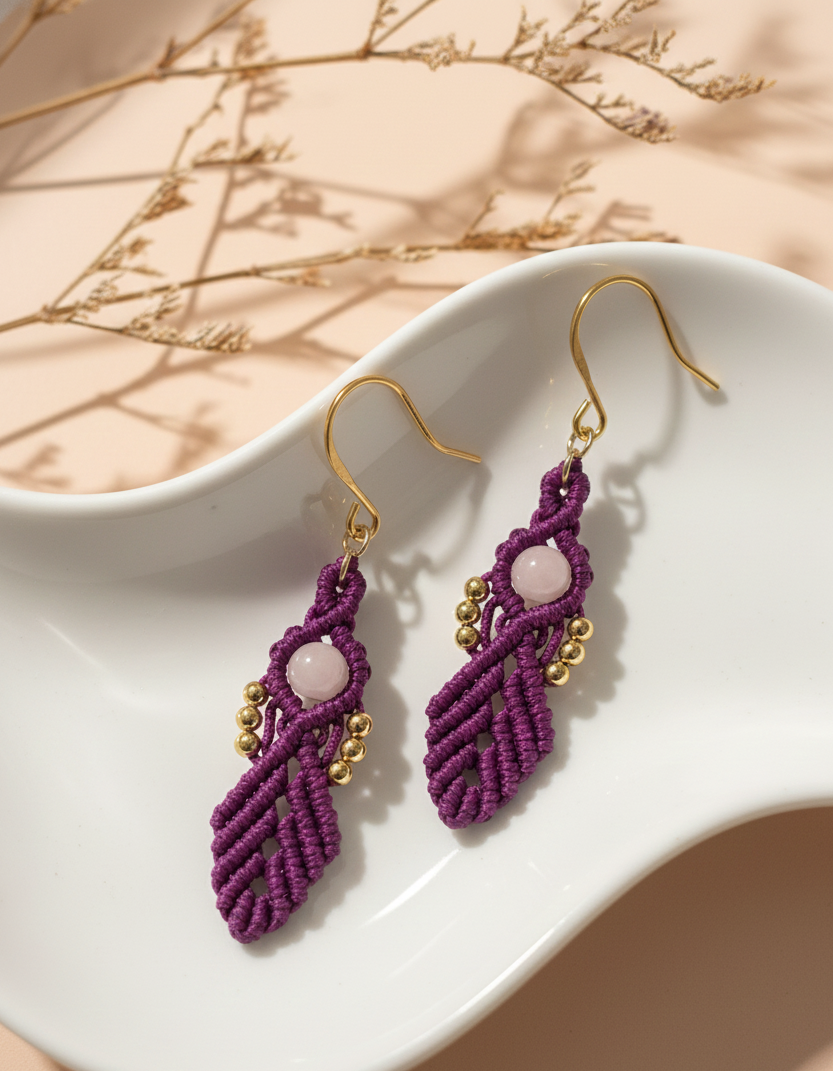 Pendientes de macramé hechos a mano con diseño orgánico, piedras naturales y cuentas doradas de acero inoxidable en diferentes colores