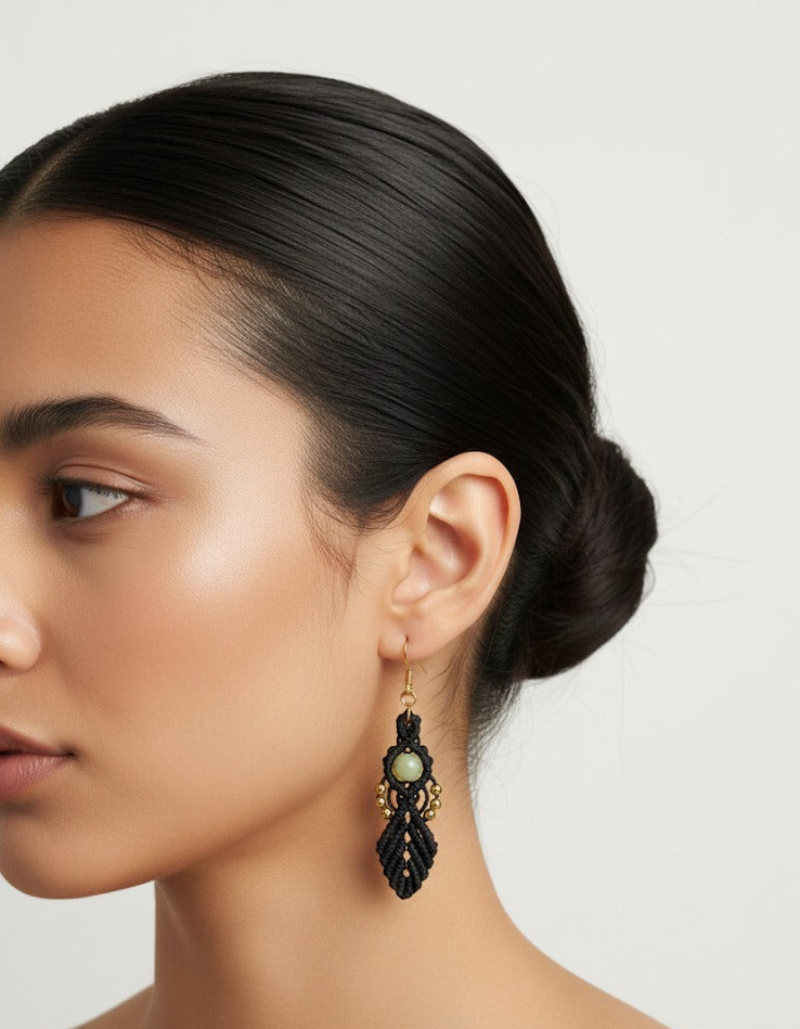 Pendientes de macramé hechos a mano con diseño orgánico, piedras naturales y cuentas doradas de acero inoxidable en diferentes colores