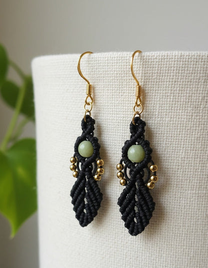 Pendientes de macramé hechos a mano con diseño orgánico, piedras naturales y cuentas doradas de acero inoxidable en diferentes colores