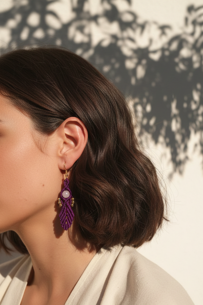 Pendientes de macramé hechos a mano con diseño orgánico, piedras naturales y cuentas doradas de acero inoxidable en diferentes colores