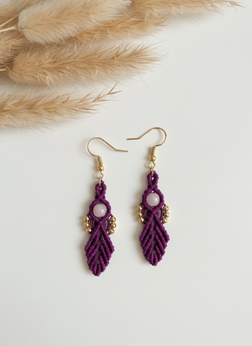 Pendientes de macramé hechos a mano con diseño orgánico, piedras naturales y cuentas doradas de acero inoxidable en diferentes colores