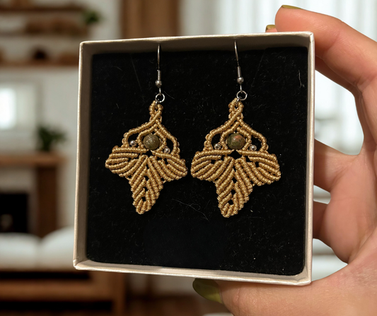 Pendientes de macramé hechos a mano con diseño de hoja otoñal, piedras naturales y cuentas de acero inoxidable en tonos teja y negro