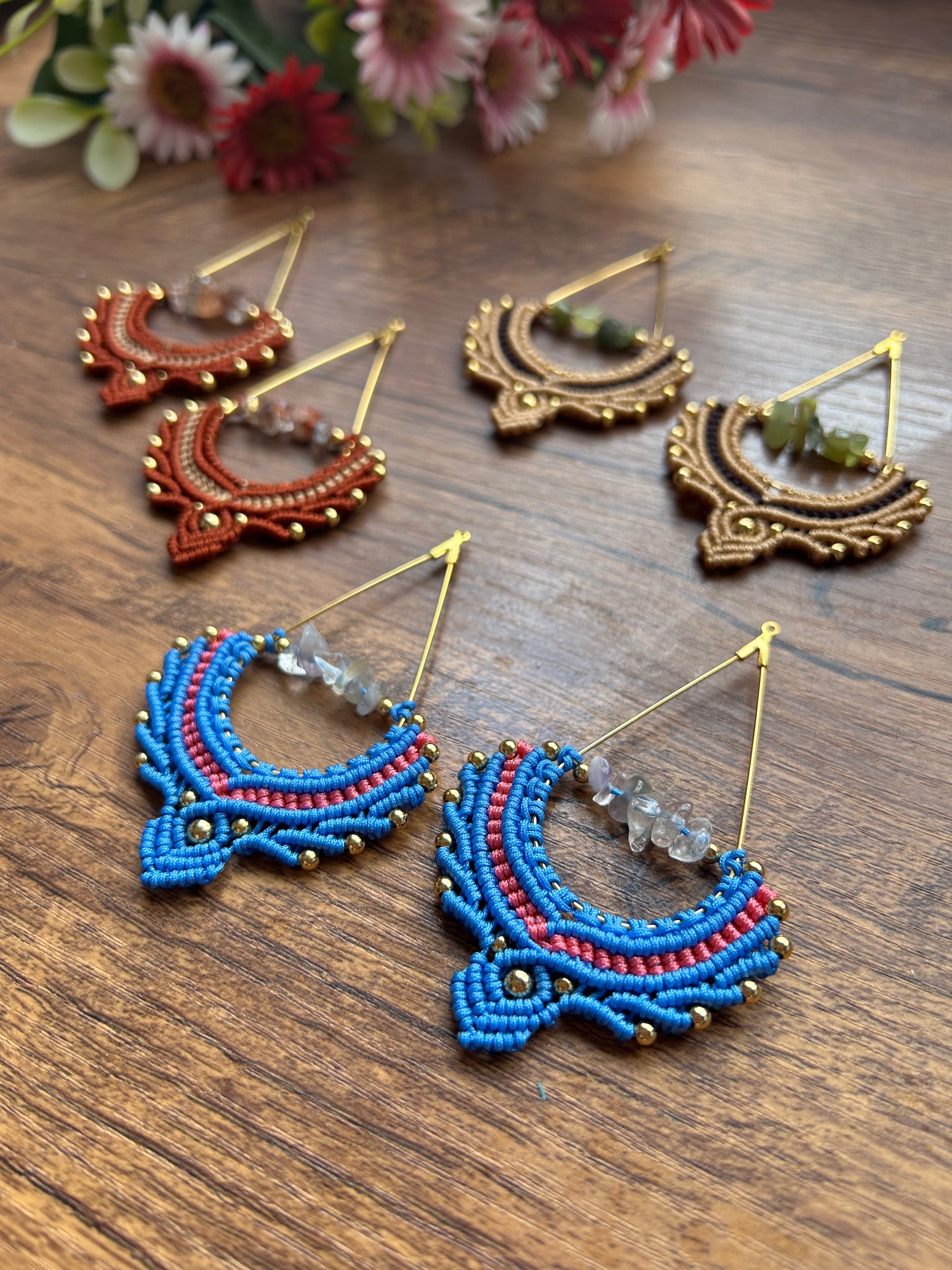 Pendientes Oasis de macramé hechos a mano. Joyas artesanales inspiradas en el desierto, con estilo natural, boho y elegante para cualquier ocasión.