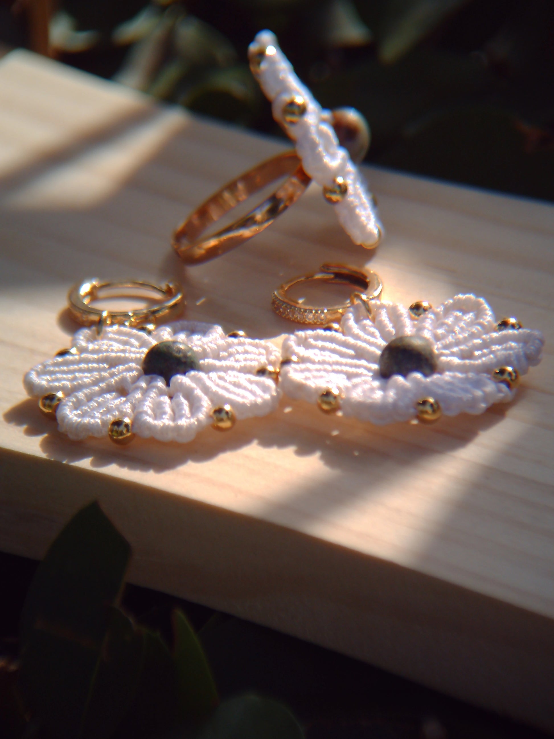 Pendientes y anillo con forma de flor, con piedra natural en el centro y cuentas plateadas de acero inoxidable en el círculo exterior, joyería artesanal elegante