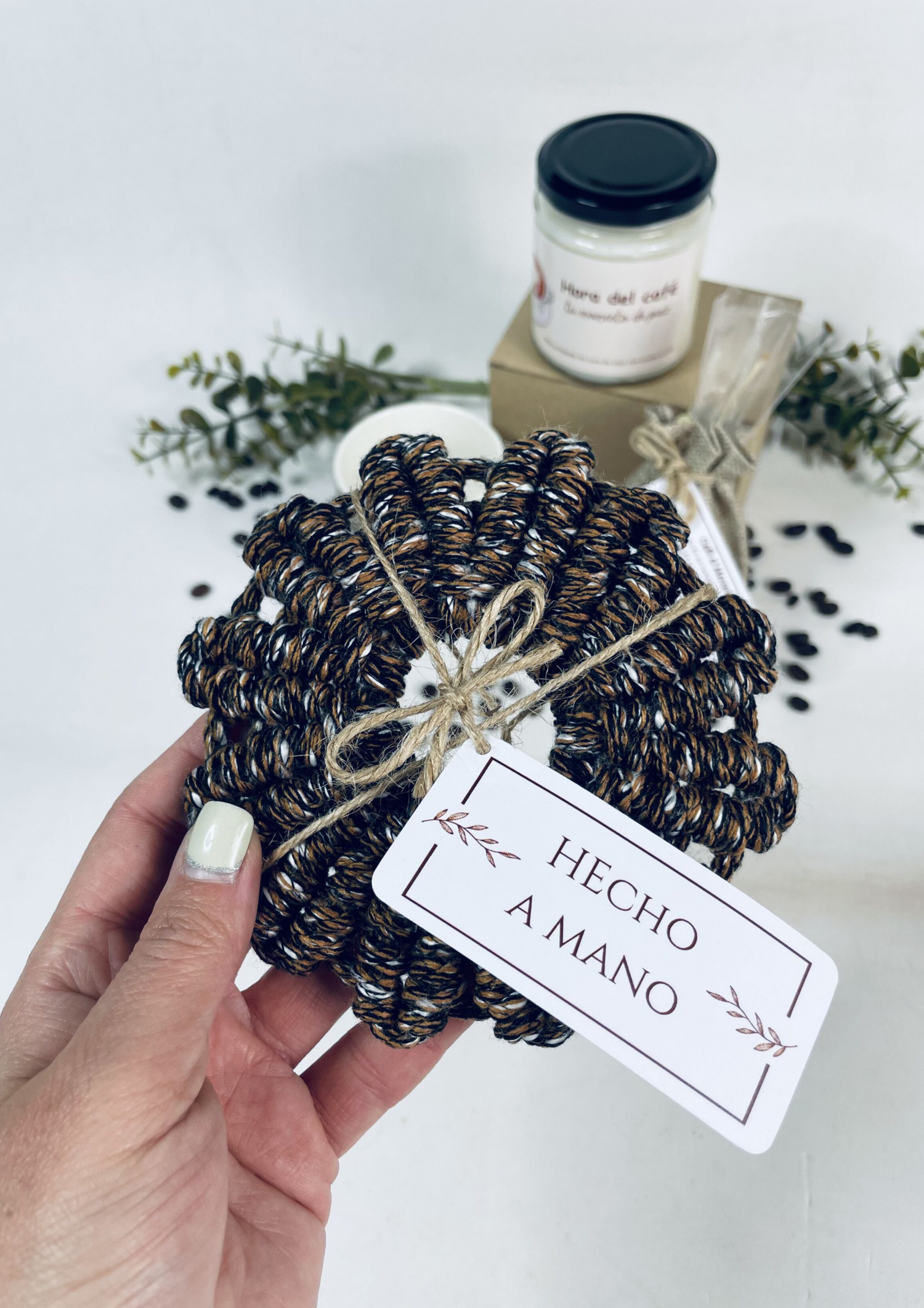 Posavasos de macramé hechos a mano, ideales para decorar tu hogar con estilo artesanal y único. Perfectos para regalos especiales y uso diario.