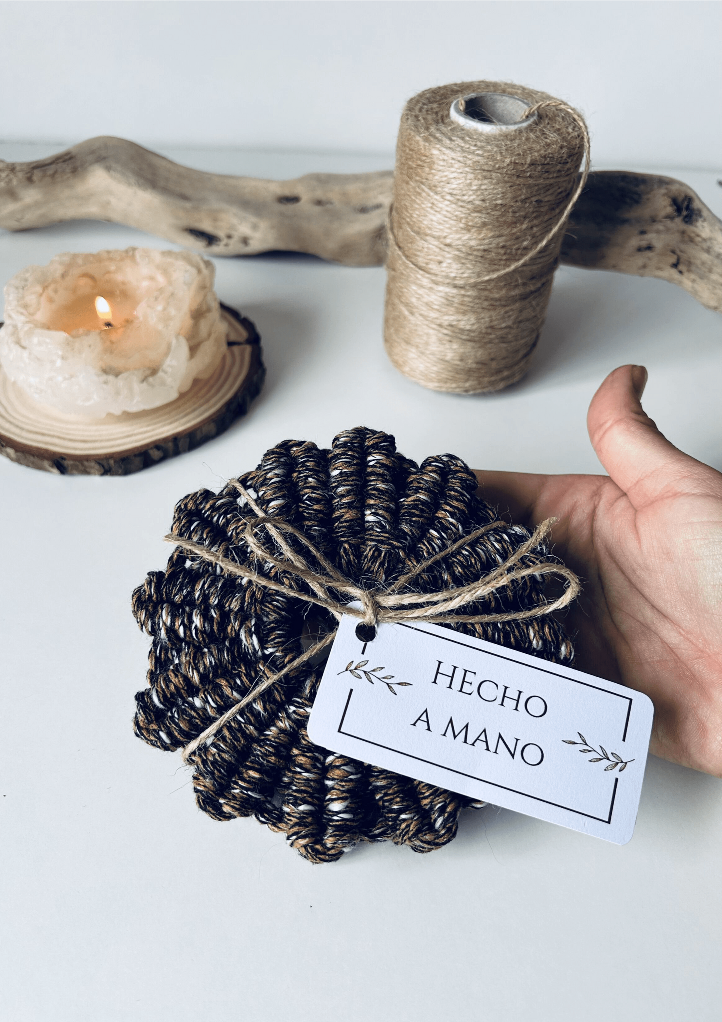 Posavasos artesanal de algodón jaspeado en forma de flor, hecho a mano en Valencia en tonos negros y marrones