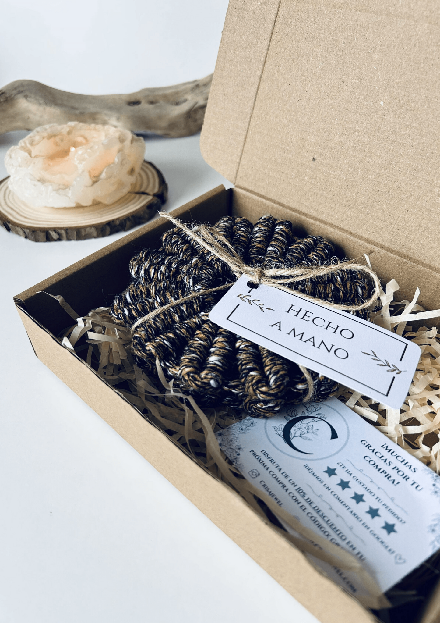 Posavasos artesanal de algodón jaspeado en forma de flor, hecho a mano en Valencia en tonos negros y marrones.