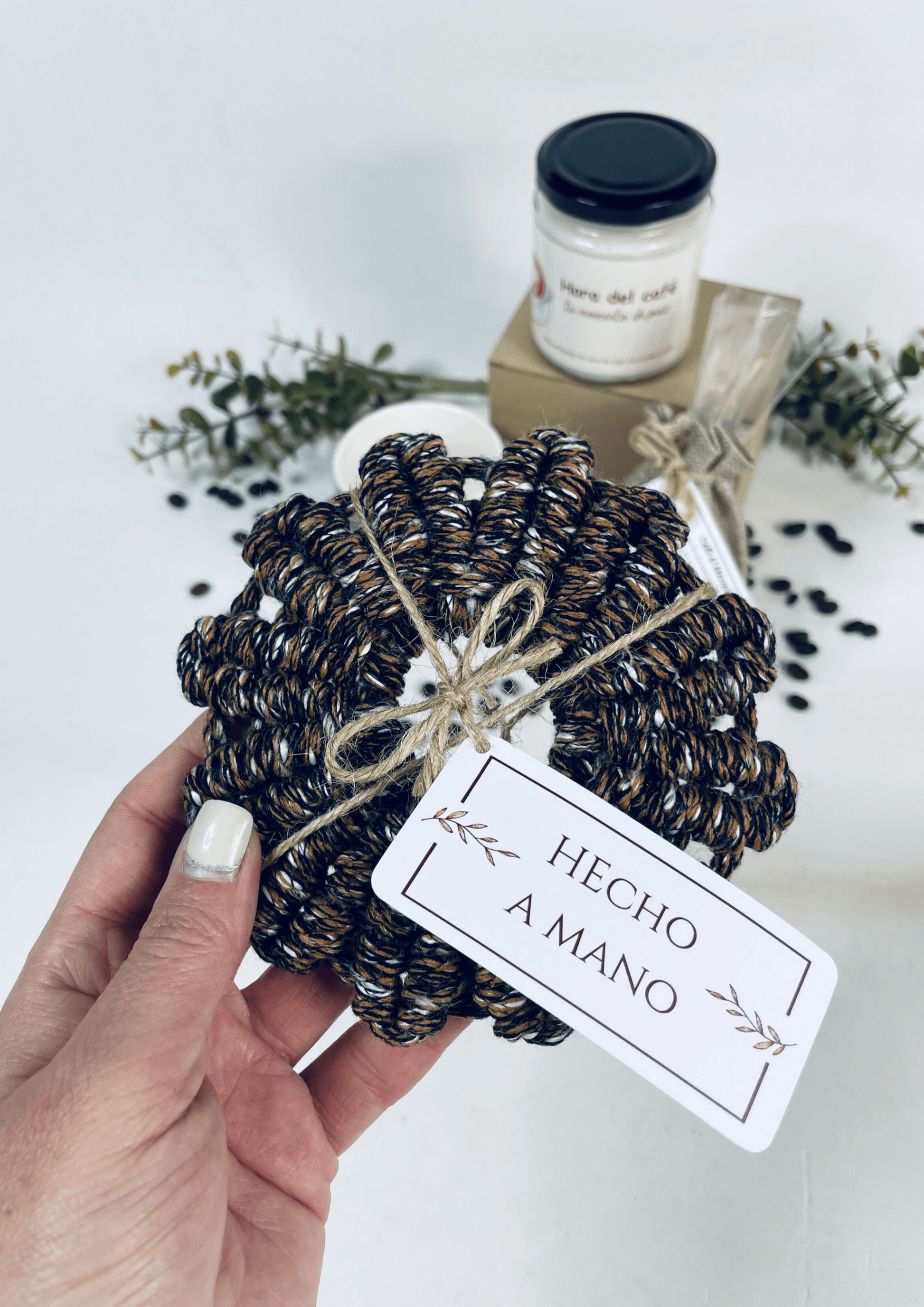 Posavasos artesanal de algodón jaspeado en forma de flor, hecho a mano en Valencia en tonos negros y marrones