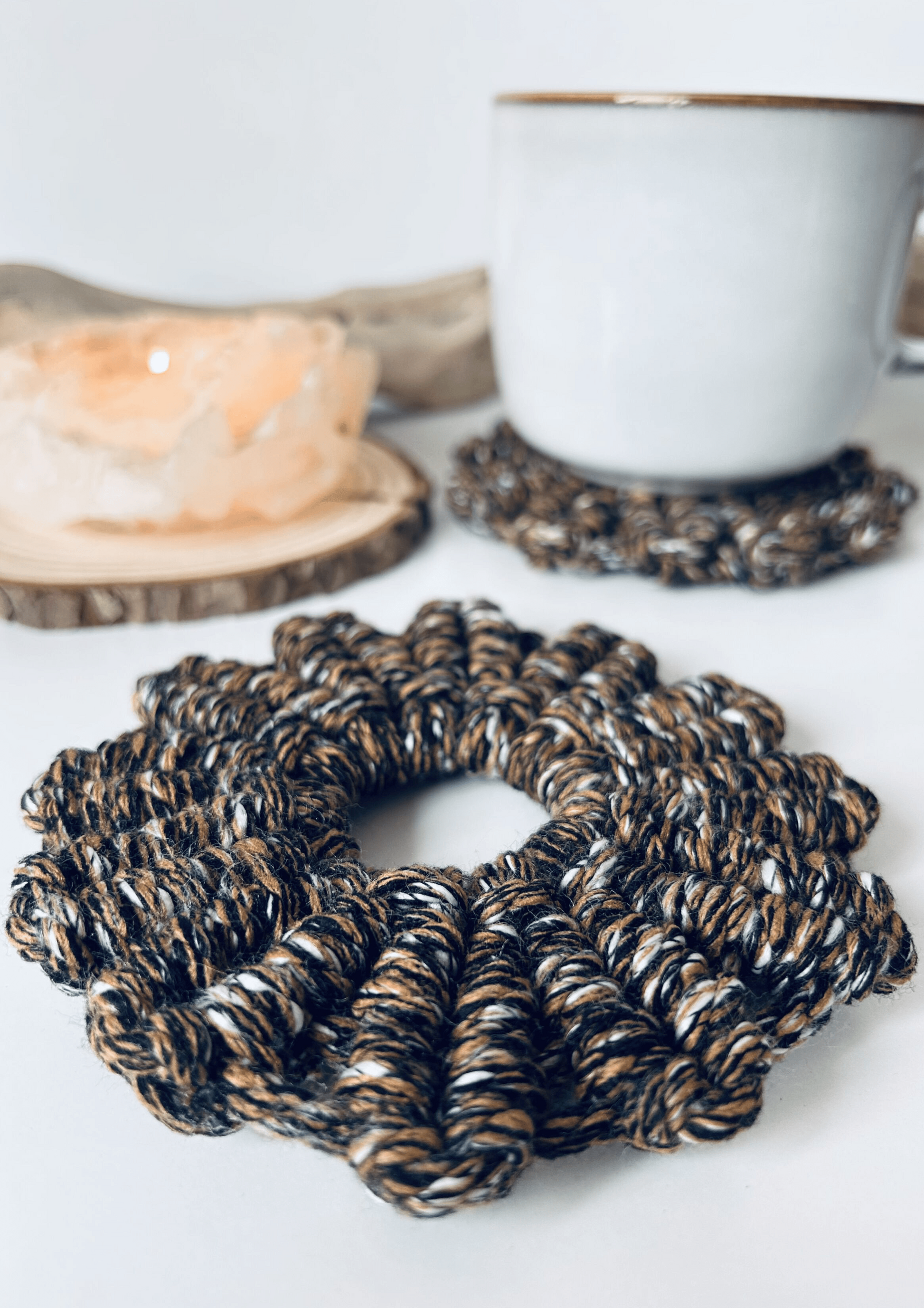 Posavasos artesanal de algodón jaspeado en forma de flor, hecho a mano en Valencia en tonos negros y marrones