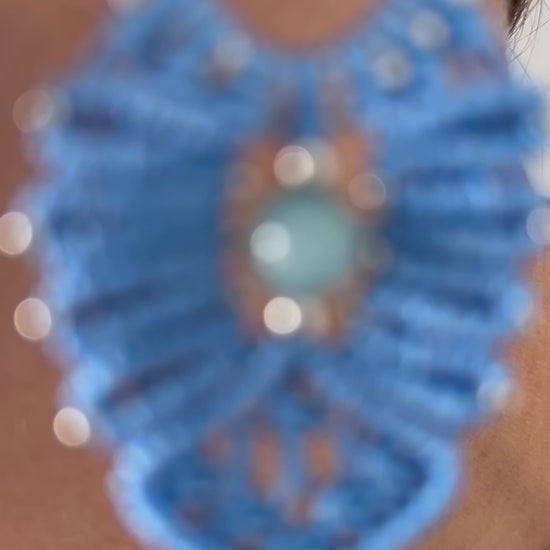 Añade un toque de frescura y sofisticación a tu estilo con los pendientes Uma, una pieza exclusiva elaborada con la técnica de macramé. Confeccionados con hilo de nailon, piedras naturales y cuentas de acero inoxidable. Estos pendientes combinan elegancia y diseño contemporáneo para un acabado inigualable.