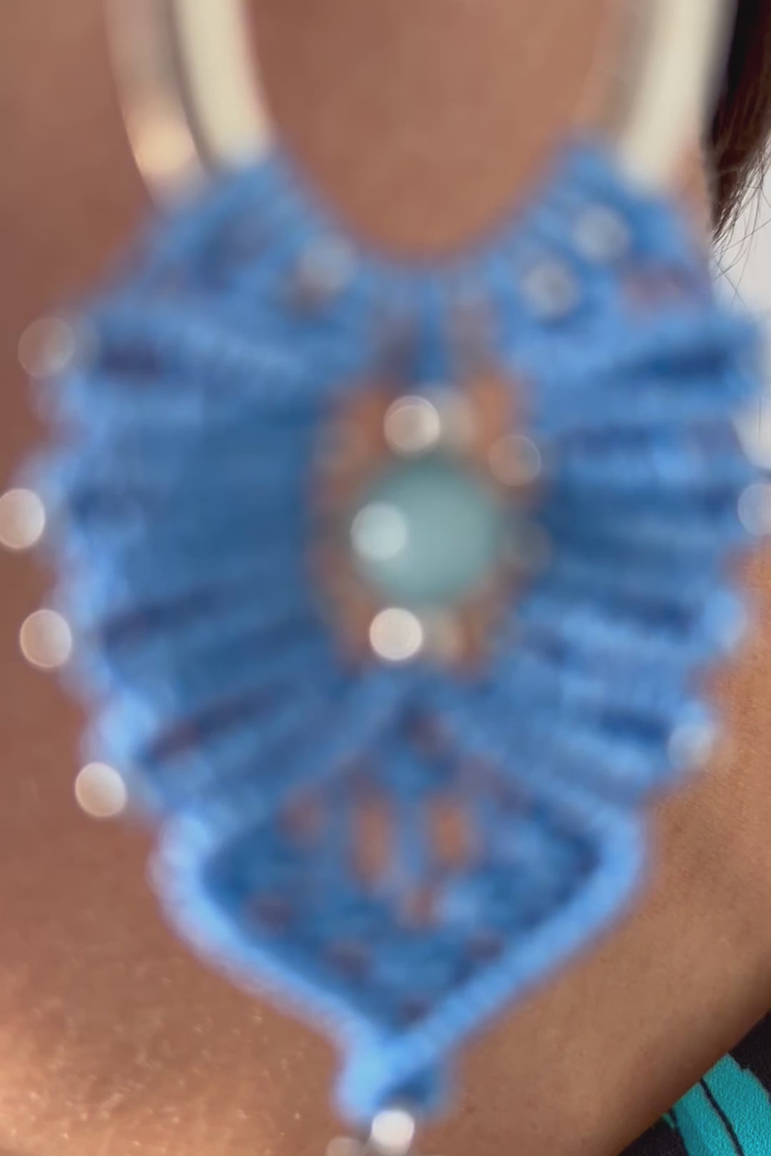 Añade un toque de frescura y sofisticación a tu estilo con los pendientes Uma, una pieza exclusiva elaborada con la técnica de macramé. Confeccionados con hilo de nailon, piedras naturales y cuentas de acero inoxidable. Estos pendientes combinan elegancia y diseño contemporáneo para un acabado inigualable.