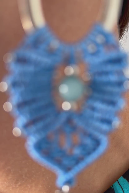 Añade un toque de frescura y sofisticación a tu estilo con los pendientes Uma, una pieza exclusiva elaborada con la técnica de macramé. Confeccionados con hilo de nailon, piedras naturales y cuentas de acero inoxidable. Estos pendientes combinan elegancia y diseño contemporáneo para un acabado inigualable.