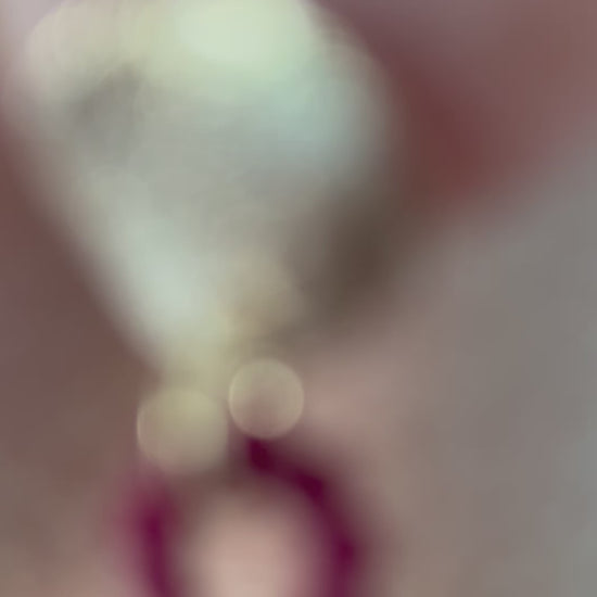 Estos pendientes "Shiva" son una obra maestra de macramé, elaborados a mano con un delicado hilo de nailon y acentuados con cuentas de latón que añaden un toque de elegancia y sofisticación. Estos pendientes no solo destacan por su belleza artesanal, sino también por su ligereza y comodidad, ideales para cualquier ocasión especial. 

Son el complemento perfecto para ese evento en el que quieres lucir impecable.