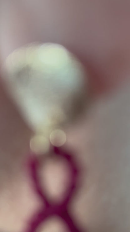 Estos pendientes "Shiva" son una obra maestra de macramé, elaborados a mano con un delicado hilo de nailon y acentuados con cuentas de latón que añaden un toque de elegancia y sofisticación. Estos pendientes no solo destacan por su belleza artesanal, sino también por su ligereza y comodidad, ideales para cualquier ocasión especial. 

Son el complemento perfecto para ese evento en el que quieres lucir impecable.