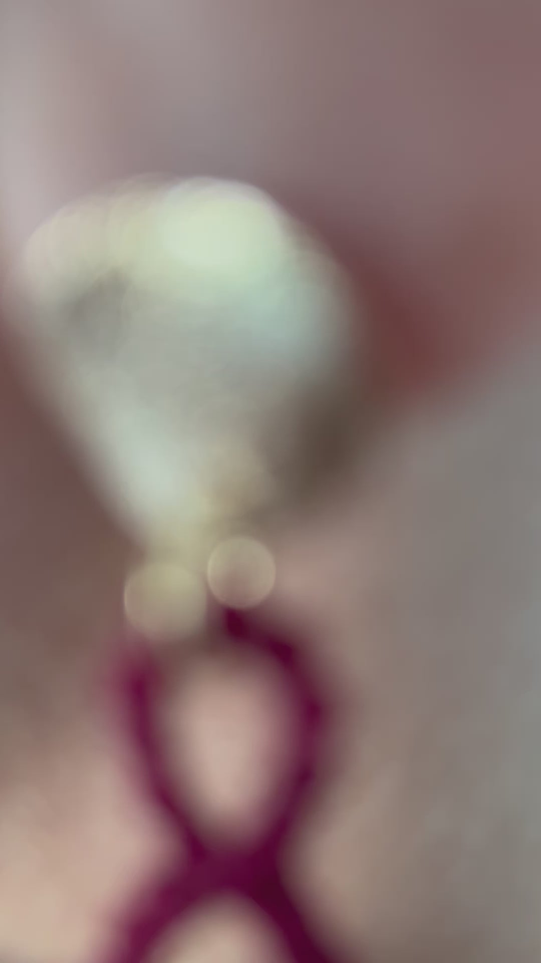 Estos pendientes "Shiva" son una obra maestra de macramé, elaborados a mano con un delicado hilo de nailon y acentuados con cuentas de latón que añaden un toque de elegancia y sofisticación. Estos pendientes no solo destacan por su belleza artesanal, sino también por su ligereza y comodidad, ideales para cualquier ocasión especial. 

Son el complemento perfecto para ese evento en el que quieres lucir impecable.
