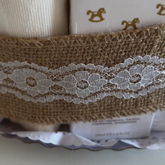 Tarta de Pañales: El Regalo Perfecto para Nuevos Padres

¡Celebra la llegada de un nuevo bebé con nuestra encantadora Tarta de Pañales! Esta divertida y práctica creación es el regalo ideal para baby showers, nacimientos o cualquier ocasión especial.

Se pueden personalizar los productos (bodis, calcetines, mordedor, chupetero, productos de higiene y temática de la tarta).