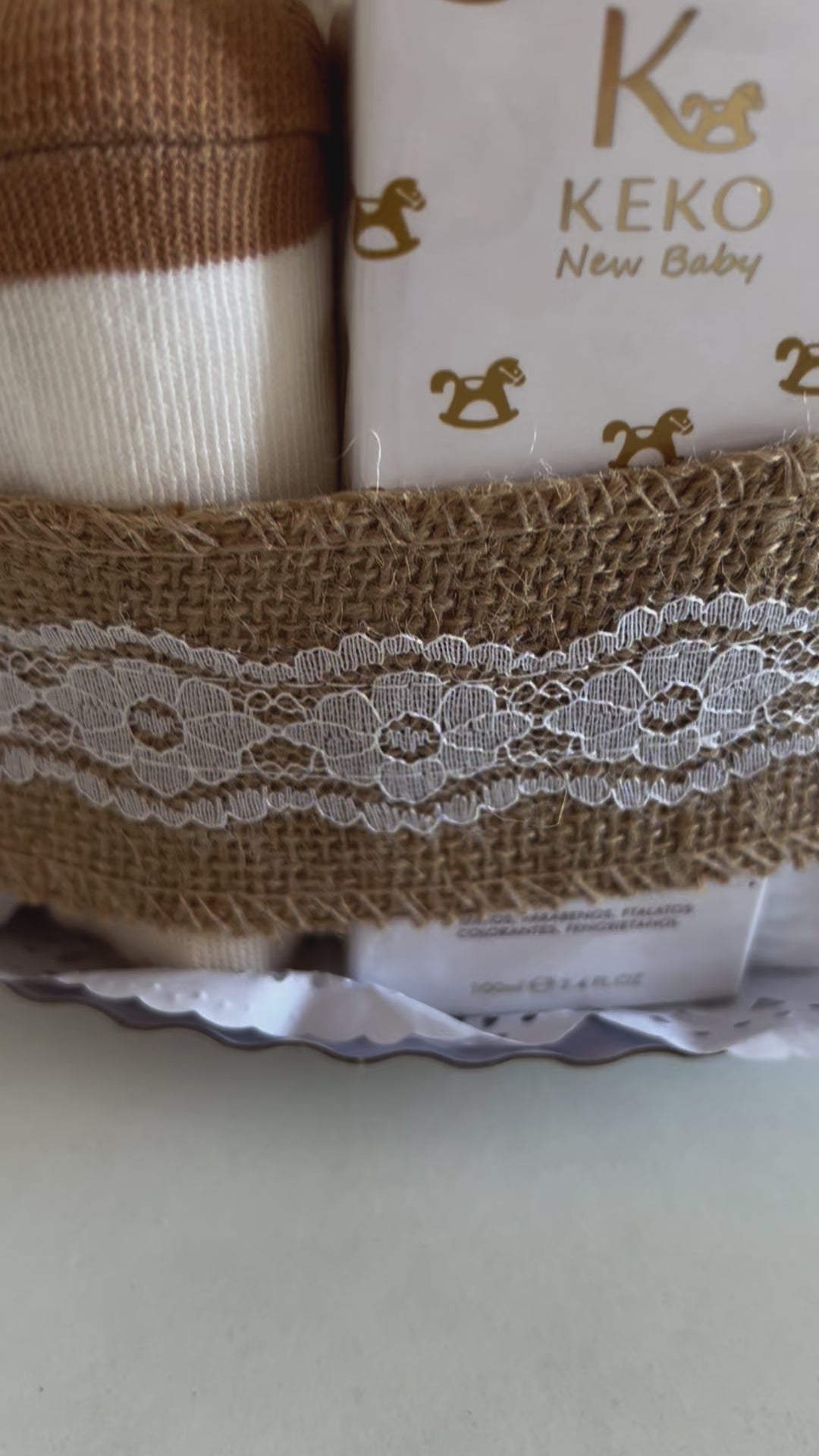 Tarta de Pañales: El Regalo Perfecto para Nuevos Padres

¡Celebra la llegada de un nuevo bebé con nuestra encantadora Tarta de Pañales! Esta divertida y práctica creación es el regalo ideal para baby showers, nacimientos o cualquier ocasión especial.

Se pueden personalizar los productos (bodis, calcetines, mordedor, chupetero, productos de higiene y temática de la tarta).