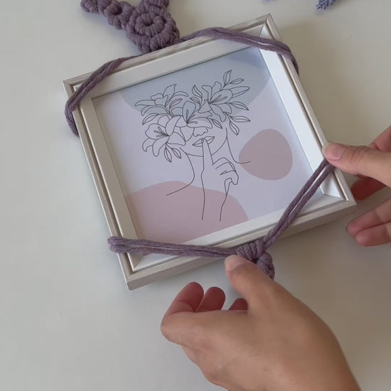 Añade un toque de distinción a tus recuerdos más preciados con el porta fotos Shiva, una pieza única que combina la artesanía tradicional con un diseño moderno y elegante. Elaborado con hilo de algodón de urdimbre y tejido a mano en la técnica de macramé, este porta fotos destaca por su originalidad y sofisticación.