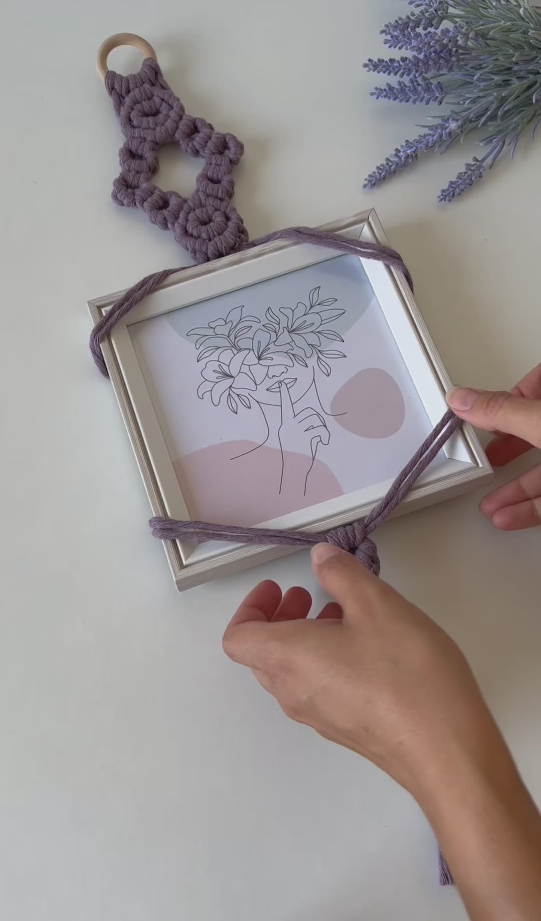 Añade un toque de distinción a tus recuerdos más preciados con el porta fotos Shiva, una pieza única que combina la artesanía tradicional con un diseño moderno y elegante. Elaborado con hilo de algodón de urdimbre y tejido a mano en la técnica de macramé, este porta fotos destaca por su originalidad y sofisticación.