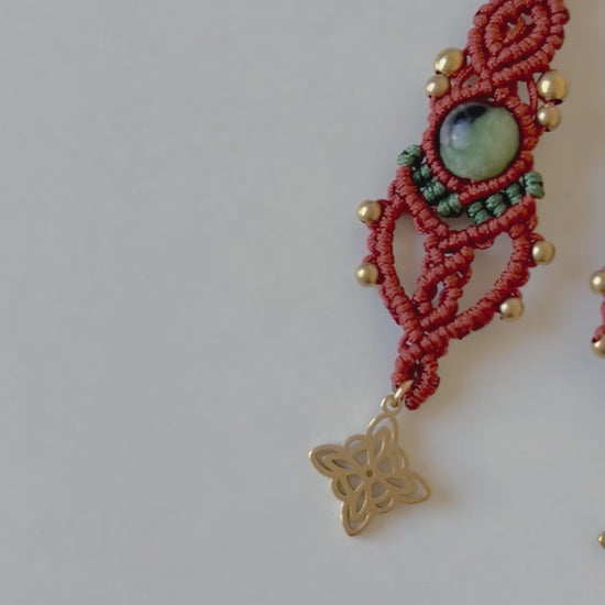 Añade un toque de frescura y sofisticación a tu estilo con los pendientes Lena, una pieza exclusiva elaborada con la técnica de macramé. Confeccionados con hilo de nailon y cuentas de latón de la India. Estos pendientes combinan elegancia y diseño contemporáneo para un acabado inigualable.