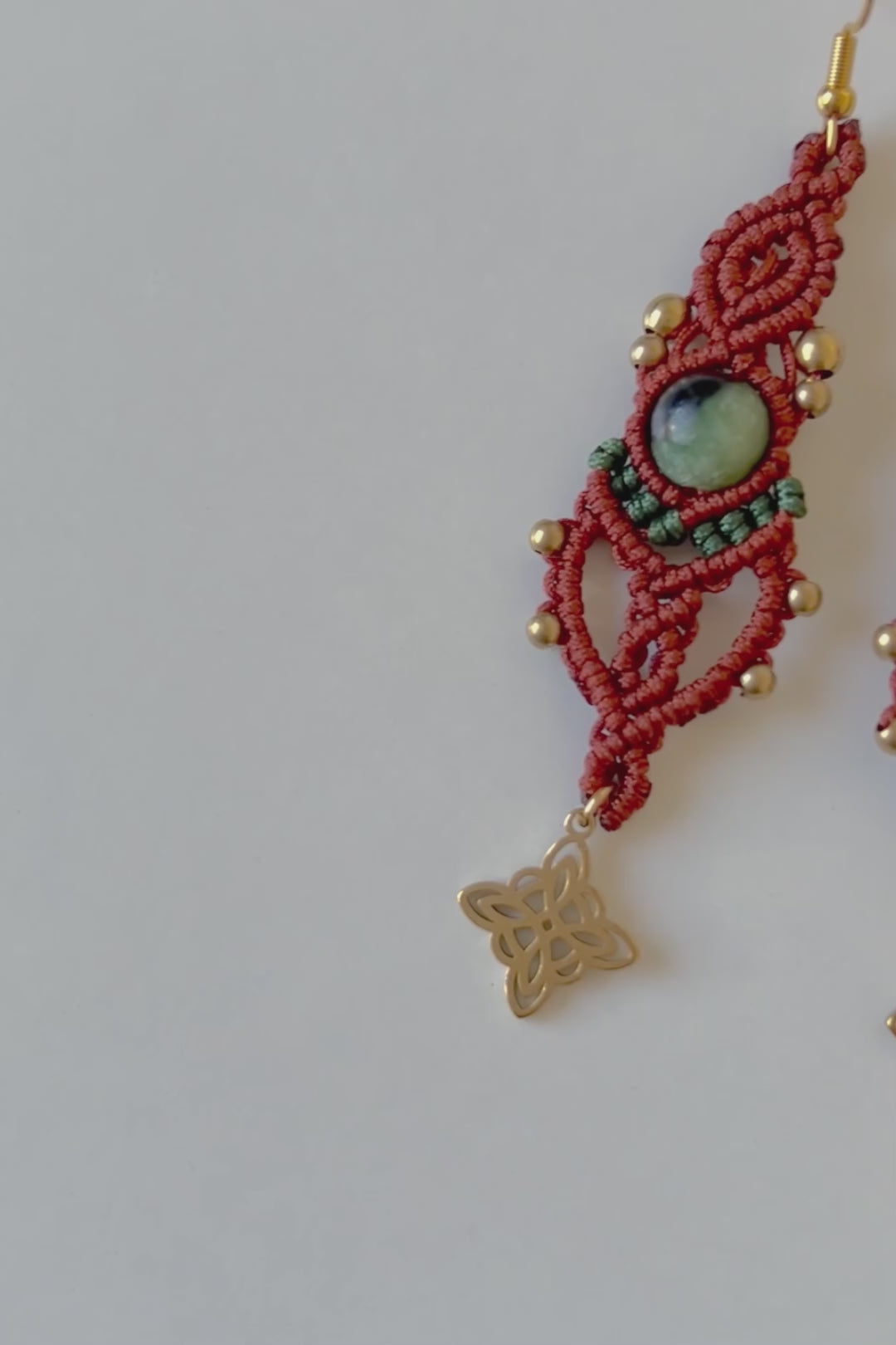 Añade un toque de frescura y sofisticación a tu estilo con los pendientes Lena, una pieza exclusiva elaborada con la técnica de macramé. Confeccionados con hilo de nailon y cuentas de latón de la India. Estos pendientes combinan elegancia y diseño contemporáneo para un acabado inigualable.
