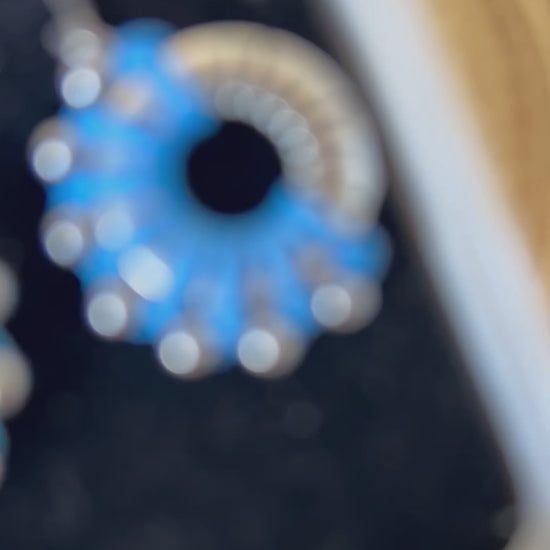detalle de pendientes Media Luna Radiante con forma de media luna y acabado elegante

