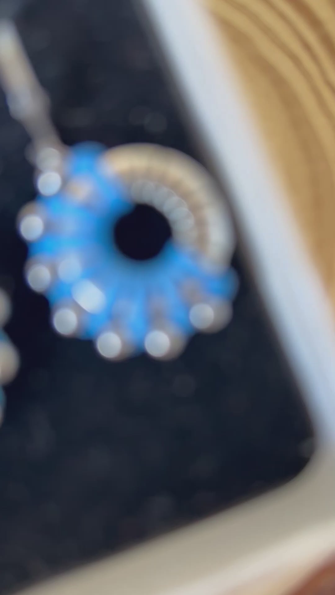 detalle de pendientes Media Luna Radiante con forma de media luna y acabado elegante

