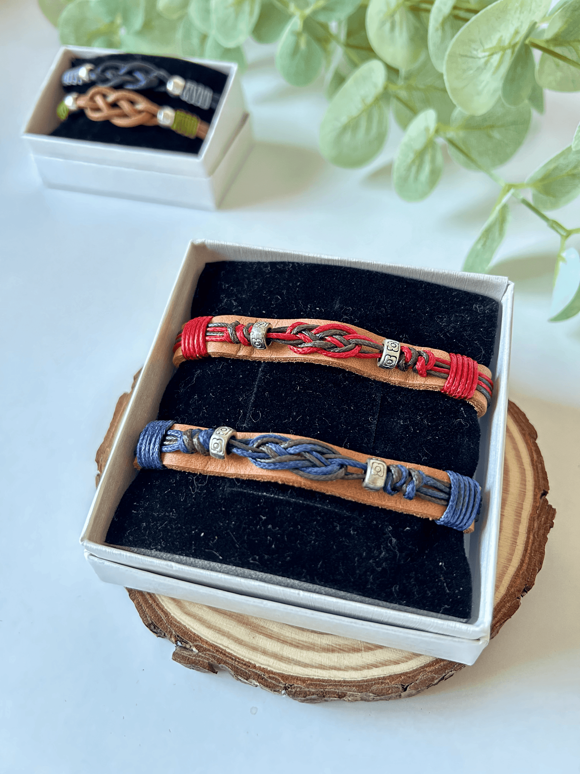 Pulsera Halo con base de cuero y doble diseño colorido superpuesto.