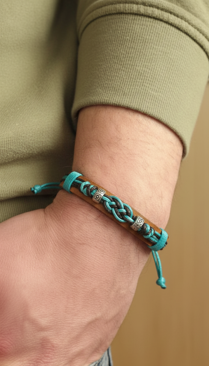 Pulsera Halo con base de cuero y doble diseño colorido superpuesto.