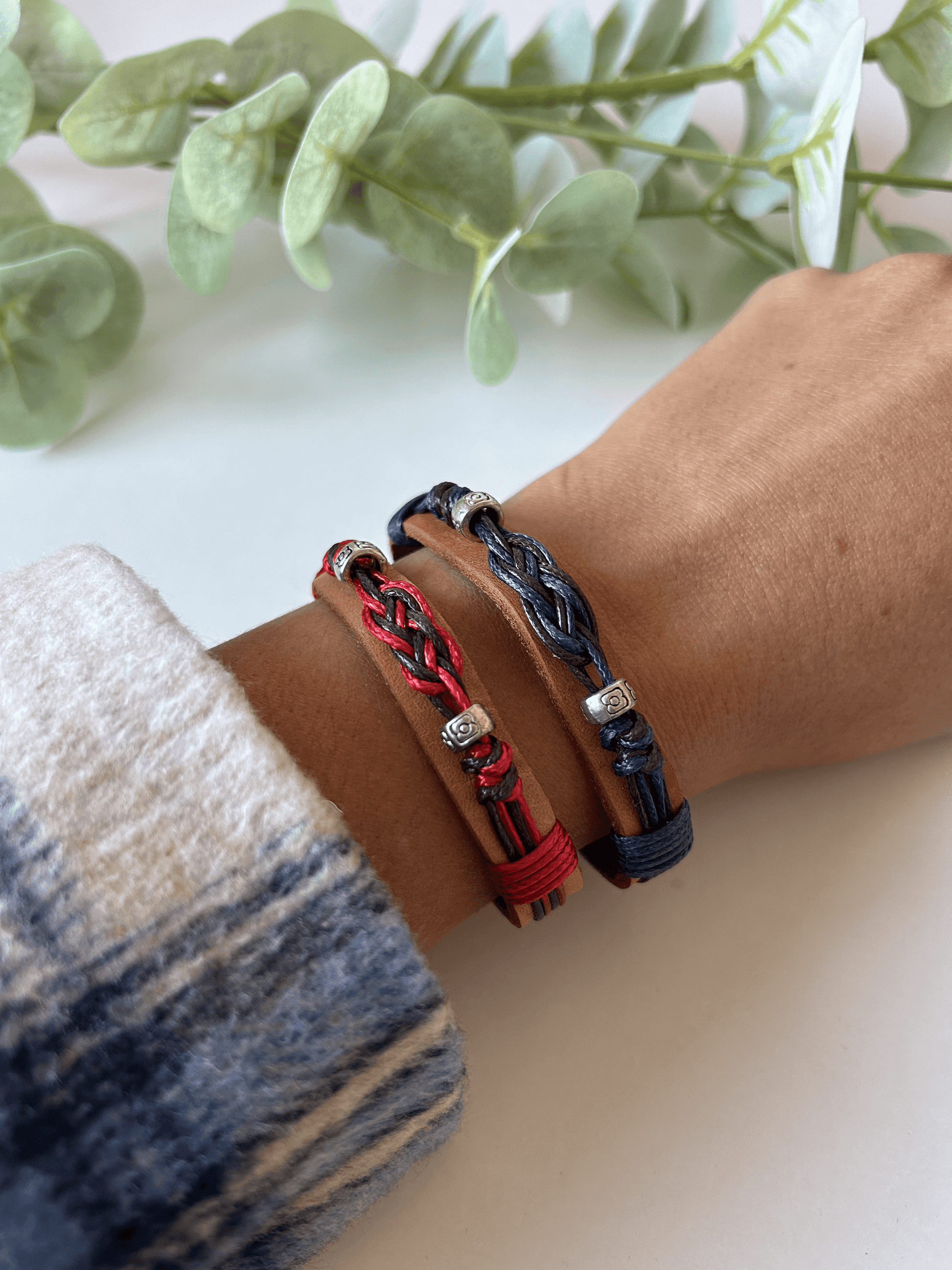 Pulsera Halo con base de cuero y doble diseño colorido superpuesto.