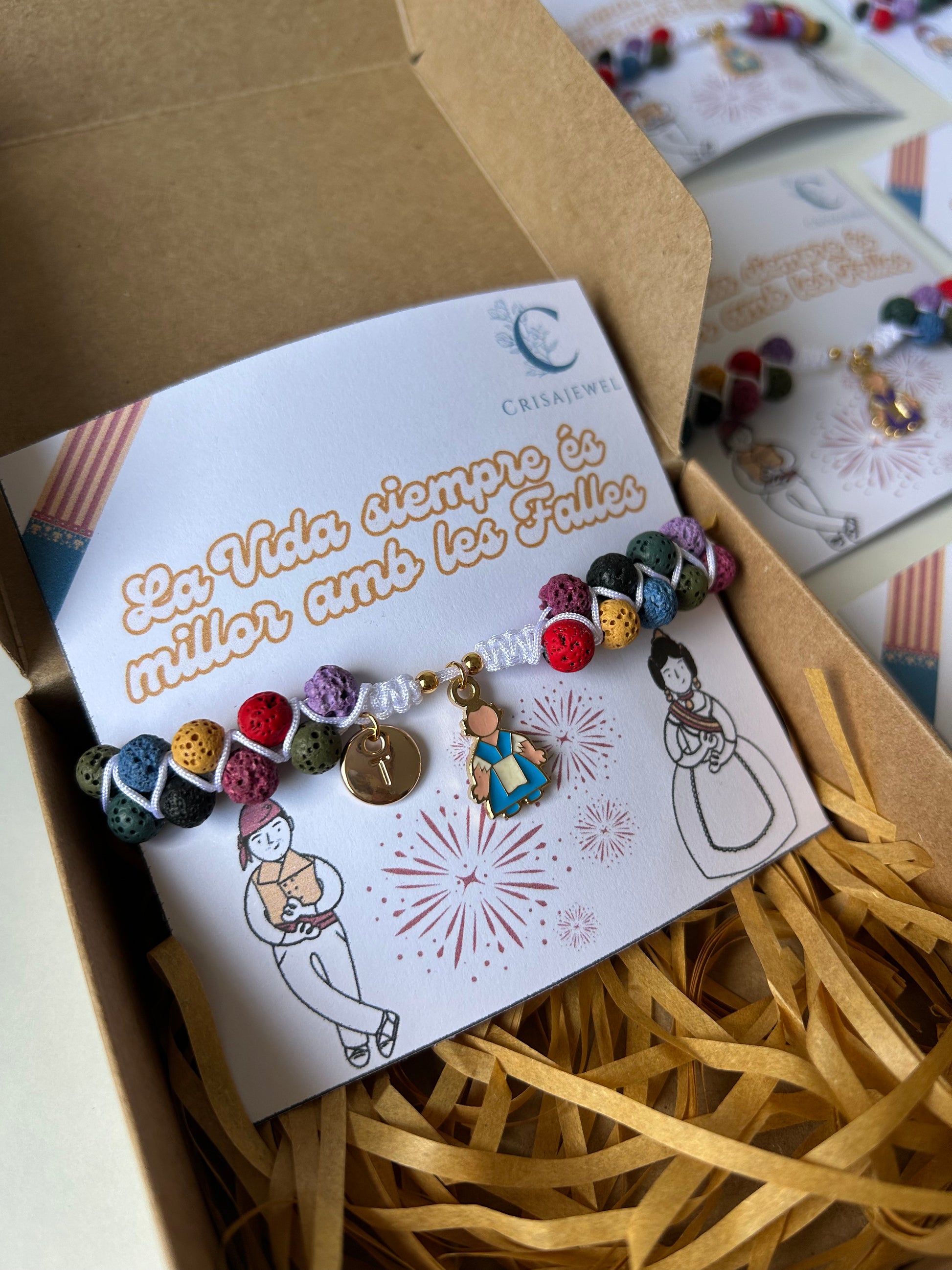 Pulsera Ofrenda ajustable con hilo de nailon, piedras volcánicas y charm de fallera en acero inoxidable, personalizable con inicial.