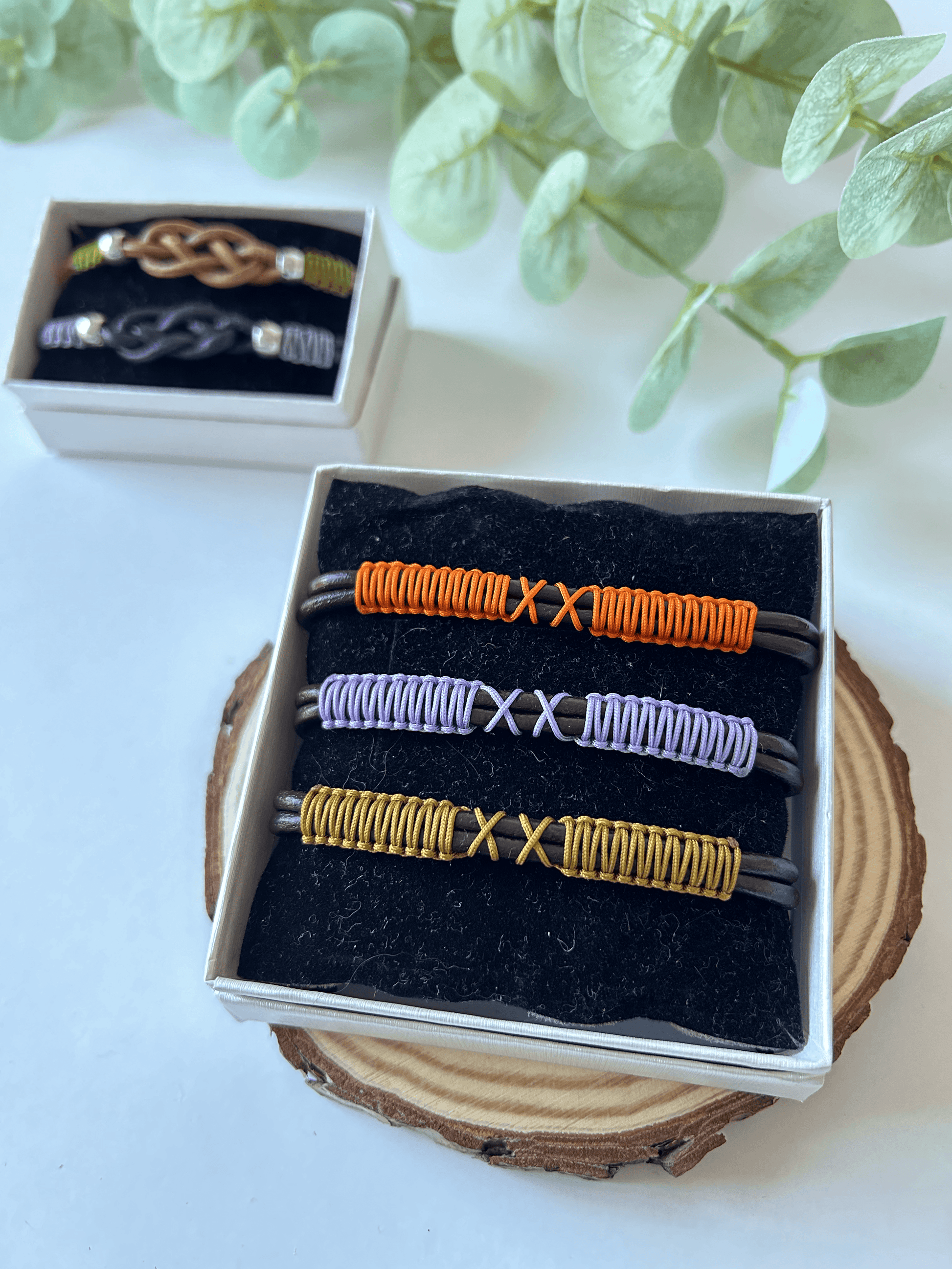 La pulsera Blazar es ideal tanto para Él como para Ella. Gracias a su diseño colorido e informal, es el perfecto regalo para estas navidades. Sorprende a tus amigos con estas sencillas y elegantes pulseras que serán tendencia este año.

* Datos importantes * 

La pulsera es talla única ya que su cierre es ajustable y se adapta a cualquier tamaño de muñeca.
Los materiales son cuero e hilo encerado y de nailon.
Están realizadas 100% a mano en Valencia.