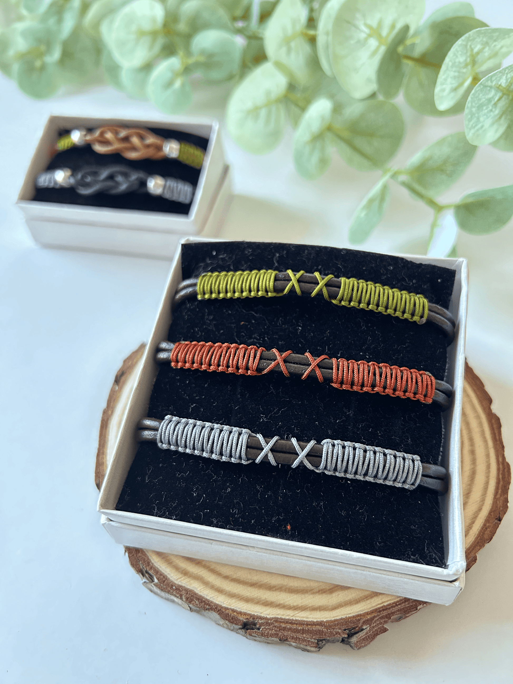 La pulsera Blazar es ideal tanto para Él como para Ella. Gracias a su diseño colorido e informal, es el perfecto regalo para estas navidades. Sorprende a tus amigos con estas sencillas y elegantes pulseras que serán tendencia este año.

* Datos importantes * 

La pulsera es talla única ya que su cierre es ajustable y se adapta a cualquier tamaño de muñeca.
Los materiales son cuero e hilo encerado y de nailon.
Están realizadas 100% a mano en Valencia.