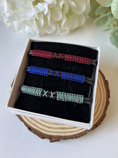 La pulsera Blazar es ideal tanto para Él como para Ella. Gracias a su diseño colorido e informal, es el perfecto regalo para estas navidades. Sorprende a tus amigos con estas sencillas y elegantes pulseras que serán tendencia este año.

* Datos importantes * 

La pulsera es talla única ya que su cierre es ajustable y se adapta a cualquier tamaño de muñeca.
Los materiales son cuero e hilo encerado y de nailon.
Están realizadas 100% a mano en Valencia.