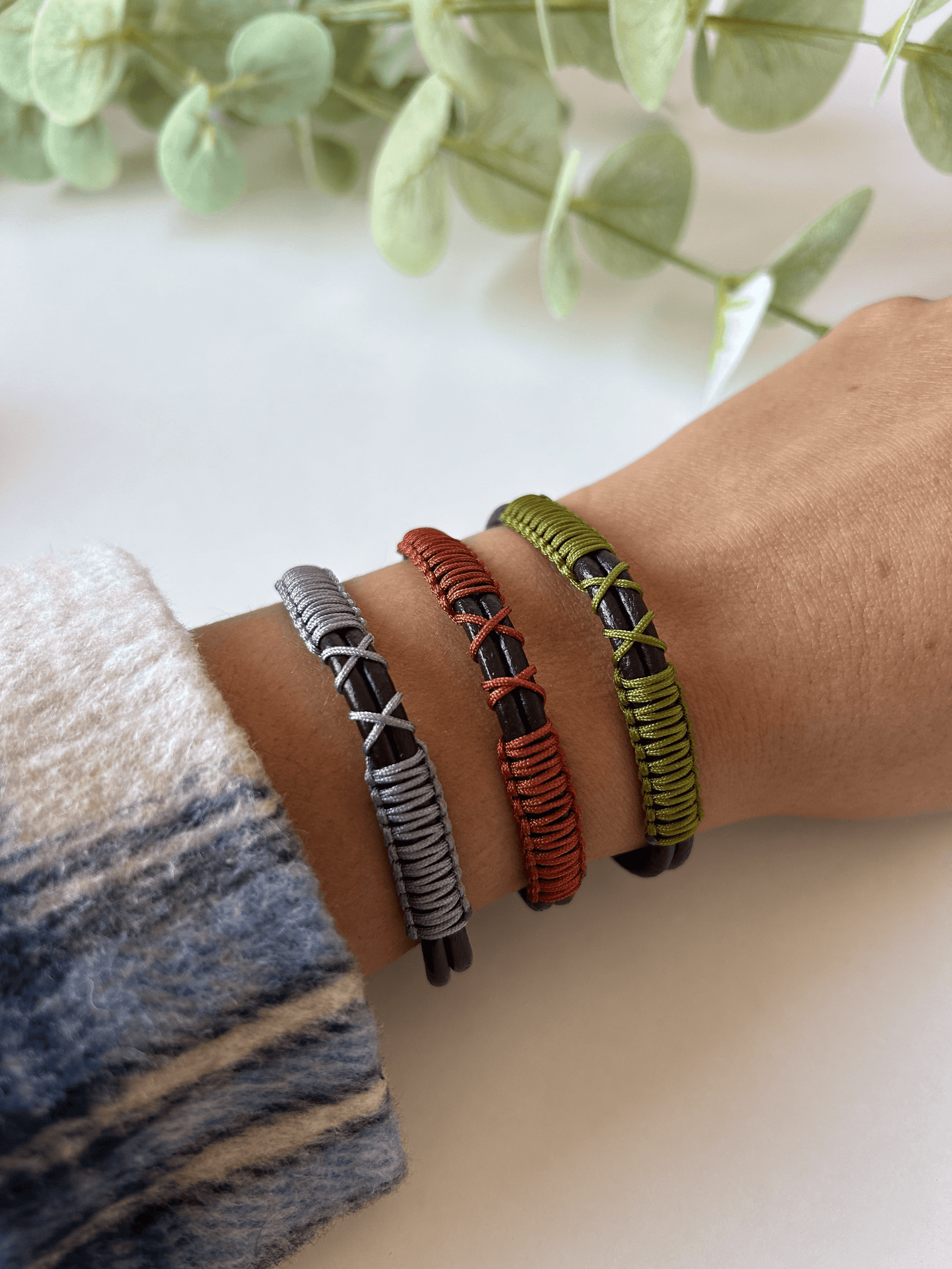 La pulsera Blazar es ideal tanto para Él como para Ella. Gracias a su diseño colorido e informal, es el perfecto regalo para estas navidades. Sorprende a tus amigos con estas sencillas y elegantes pulseras que serán tendencia este año.

* Datos importantes * 

La pulsera es talla única ya que su cierre es ajustable y se adapta a cualquier tamaño de muñeca.
Los materiales son cuero e hilo encerado y de nailon.
Están realizadas 100% a mano en Valencia.