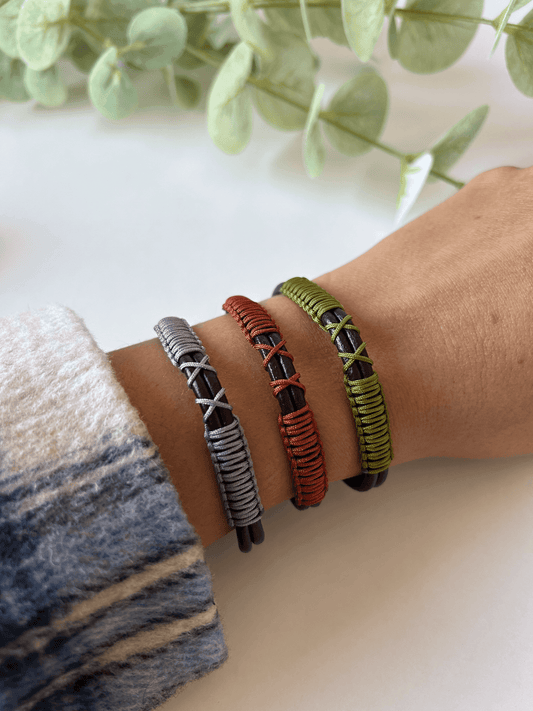 La pulsera Blazar es ideal tanto para Él como para Ella. Gracias a su diseño colorido e informal, es el perfecto regalo para estas navidades. Sorprende a tus amigos con estas sencillas y elegantes pulseras que serán tendencia este año.

* Datos importantes * 

La pulsera es talla única ya que su cierre es ajustable y se adapta a cualquier tamaño de muñeca.
Los materiales son cuero e hilo encerado y de nailon.
Están realizadas 100% a mano en Valencia.