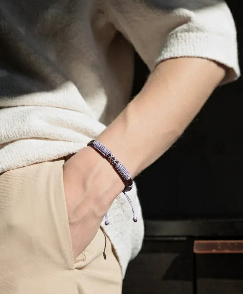 La pulsera Blazar es ideal tanto para Él como para Ella. Gracias a su diseño colorido e informal, es el perfecto regalo para estas navidades. Sorprende a tus amigos con estas sencillas y elegantes pulseras que serán tendencia este año.