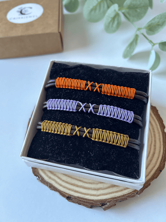 La pulsera Blazar es ideal tanto para Él como para Ella. Gracias a su diseño colorido e informal, es el perfecto regalo para estas navidades. Sorprende a tus amigos con estas sencillas y elegantes pulseras que serán tendencia este año.

* Datos importantes * 

La pulsera es talla única ya que su cierre es ajustable y se adapta a cualquier tamaño de muñeca.
Los materiales son cuero e hilo encerado y de nailon.
Están realizadas 100% a mano en Valencia.